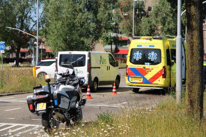 Scooterrijder gewond na botsing met personenauto