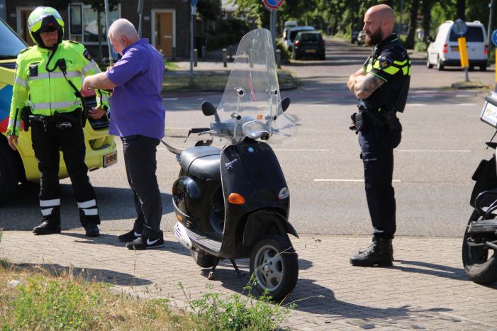 Scooterrijder gewond na botsing met personenauto