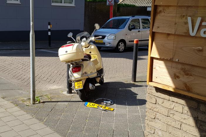 Scooterrijder gewond na aanrijding met auto
