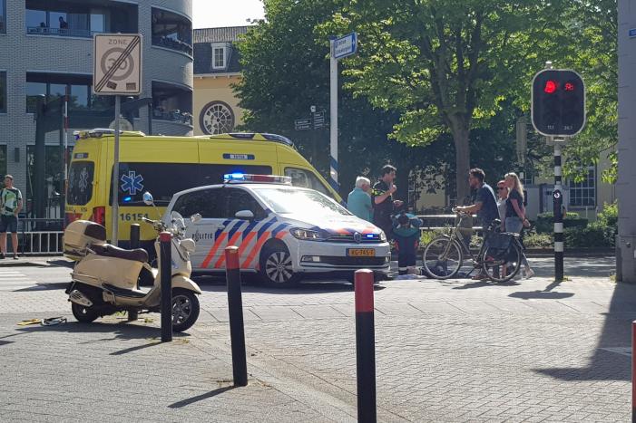 Scooterrijder gewond na aanrijding met auto