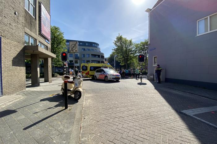 Scooterrijder gewond na aanrijding met auto
