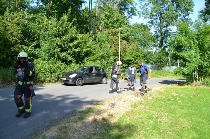 Brandende boomstronk snel geblust door omstanders