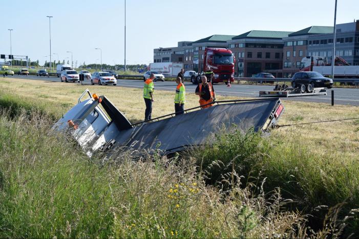 Bestelbus op zijn kant autoambulance in de sloot