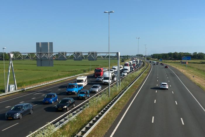 Bestelbus op zijn kant autoambulance in de sloot
