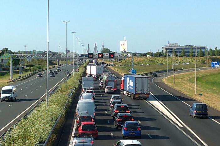 Bestelbus op zijn kant autoambulance in de sloot