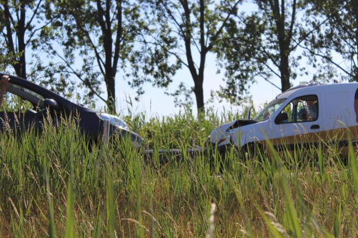 Kop-staart aanrijding met twee voertuigen