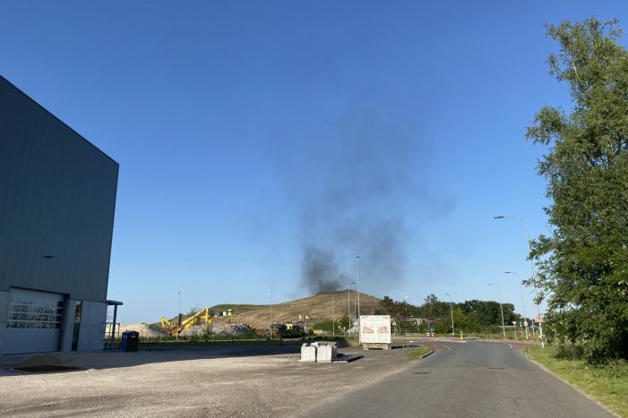 Flinke rookontwikkeling bij brand op vuilstort