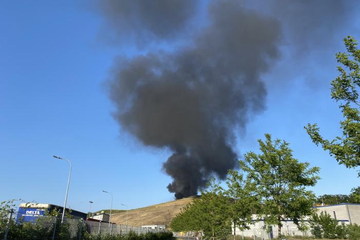 Flinke rookontwikkeling bij brand op vuilstort