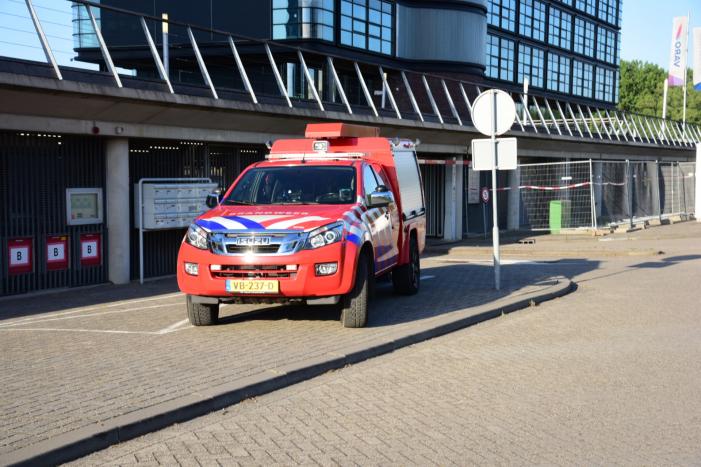 Brandweer onderzoekt rookontwikkeling in kantoorpand