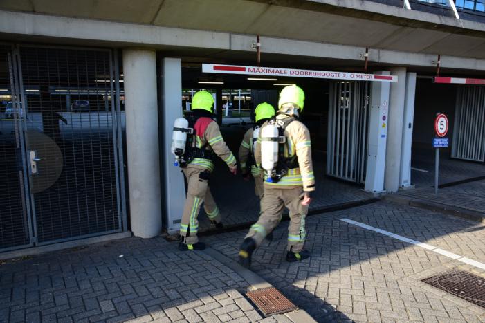 Brandweer onderzoekt rookontwikkeling in kantoorpand