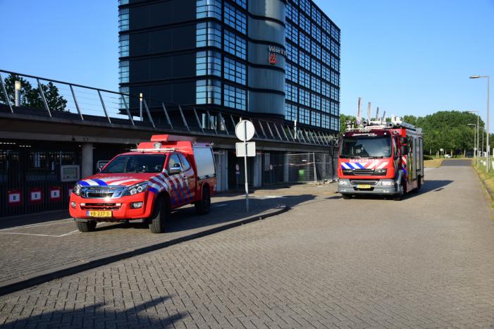 Brandweer onderzoekt rookontwikkeling in kantoorpand