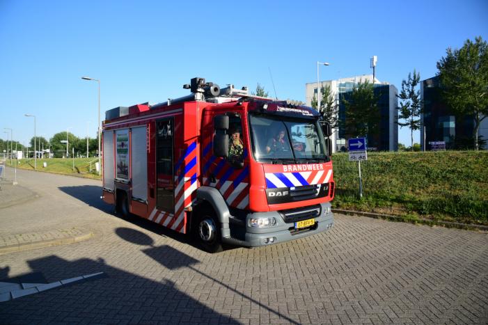 Brandweer onderzoekt rookontwikkeling in kantoorpand