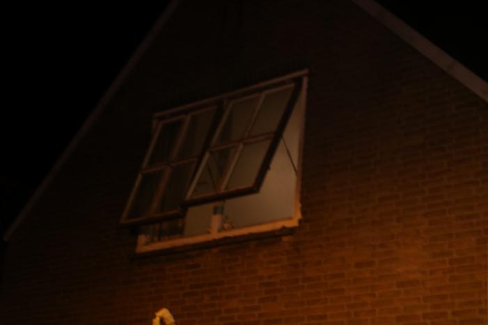 Persoon springt uit raam bij woningbrand