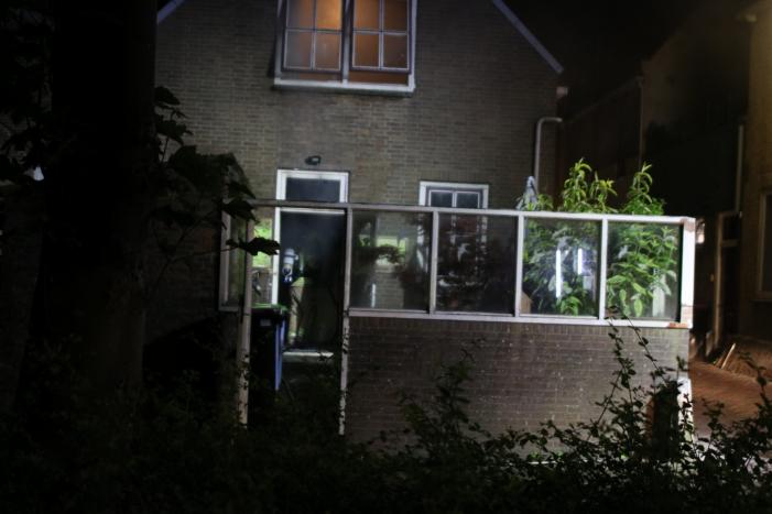 Persoon springt uit raam bij woningbrand