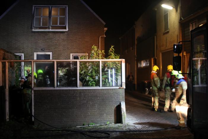 Persoon springt uit raam bij woningbrand
