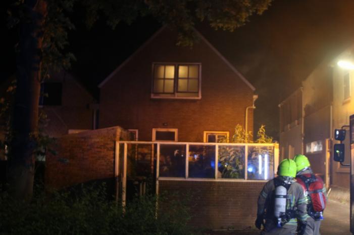 Persoon springt uit raam bij woningbrand