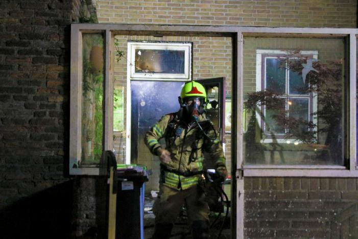 Persoon springt uit raam bij woningbrand