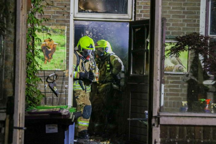 Persoon springt uit raam bij woningbrand