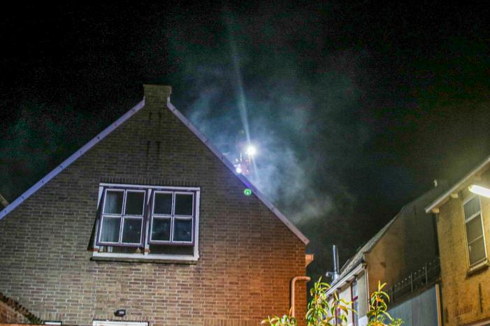 Persoon springt uit raam bij woningbrand