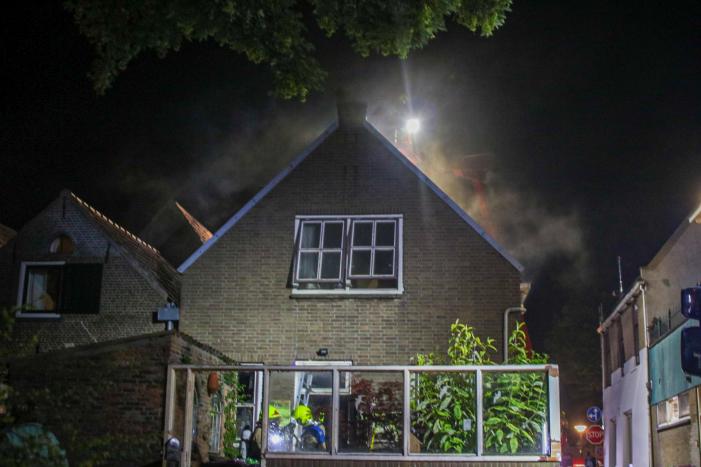 Persoon springt uit raam bij woningbrand