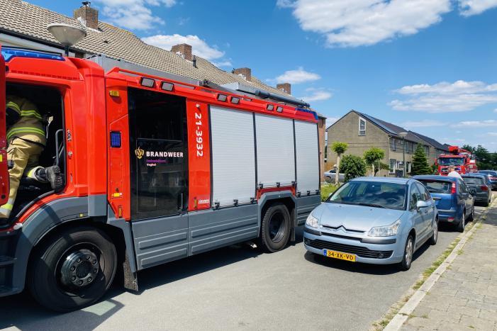 Dak van schuur in brand