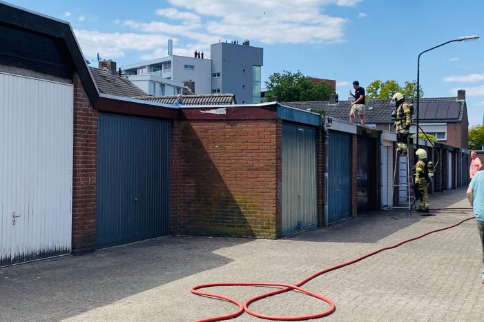 Dak van schuur in brand