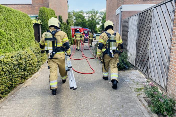 Dak van schuur in brand