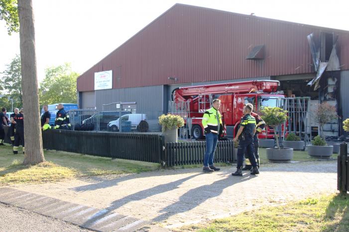 Grote schade aan bedrijfspand door overslaande containerbrand