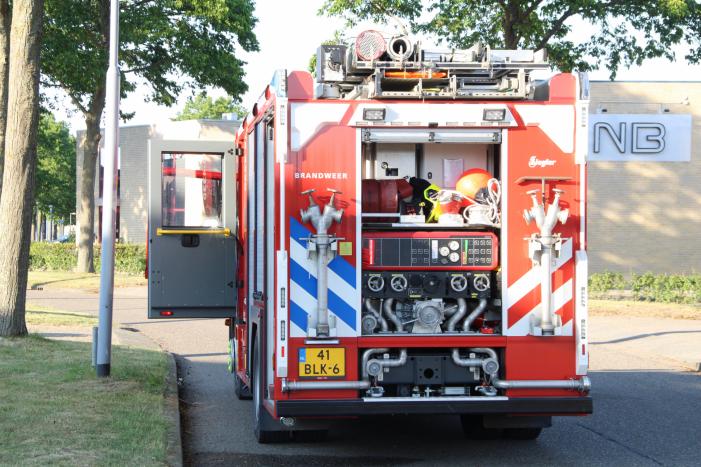 Grote schade aan bedrijfspand door overslaande containerbrand