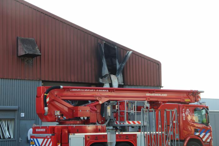 Grote schade aan bedrijfspand door overslaande containerbrand