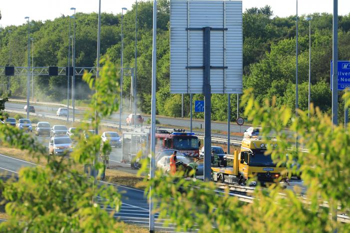 Bestuurder redt gereedschap uit in vlammen opgaande auto