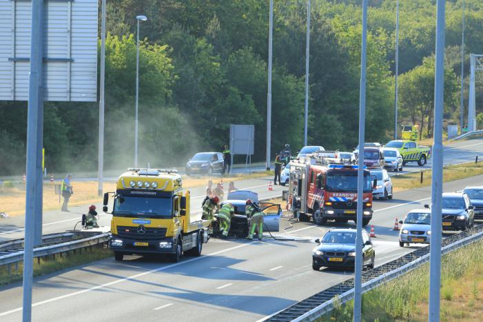 Bestuurder redt gereedschap uit in vlammen opgaande auto