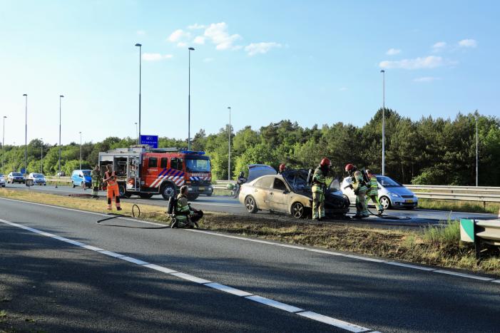 Bestuurder redt gereedschap uit in vlammen opgaande auto