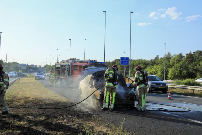 Bestuurder redt gereedschap uit in vlammen opgaande auto