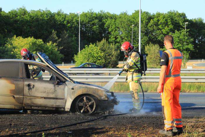 Bestuurder redt gereedschap uit in vlammen opgaande auto