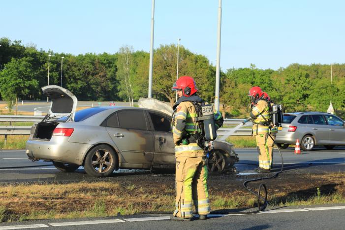 Bestuurder redt gereedschap uit in vlammen opgaande auto