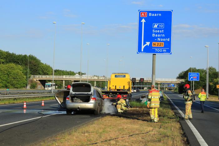 Bestuurder redt gereedschap uit in vlammen opgaande auto
