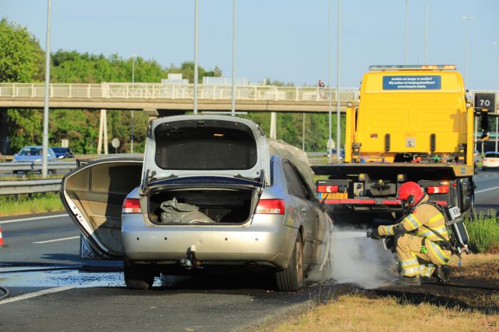 Bestuurder redt gereedschap uit in vlammen opgaande auto