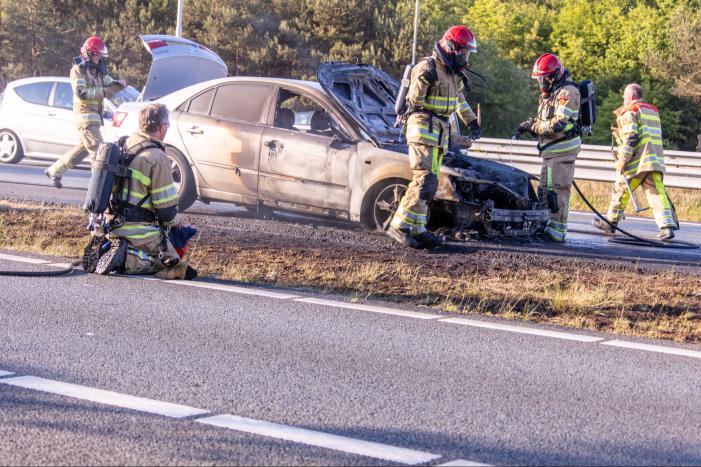 Bestuurder redt gereedschap uit in vlammen opgaande auto