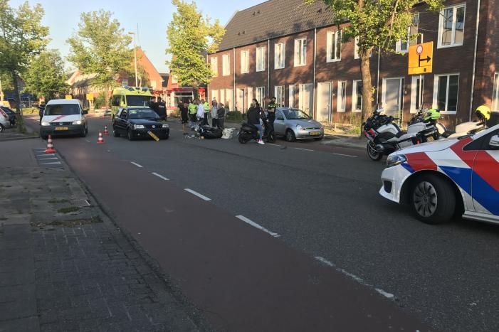 Scooterbestuurder gewond bij aanrijding met personenauto