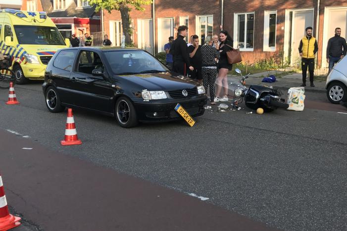 Scooterbestuurder gewond bij aanrijding met personenauto