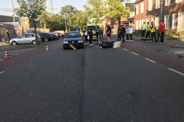 Scooterbestuurder gewond bij aanrijding met personenauto