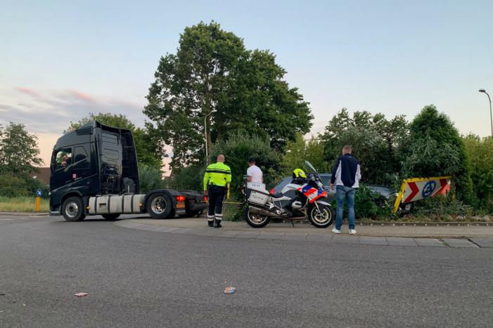 Mercedes rijdt rechtdoor rotonde op na uitwijkmanoeuvre