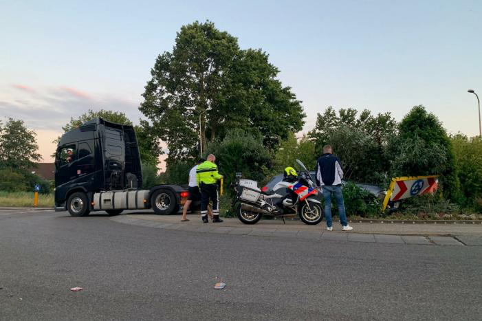 Mercedes rijdt rechtdoor rotonde op na uitwijkmanoeuvre