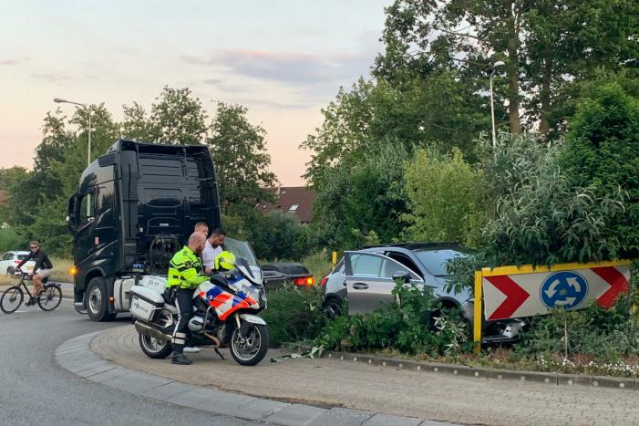 Mercedes rijdt rechtdoor rotonde op na uitwijkmanoeuvre