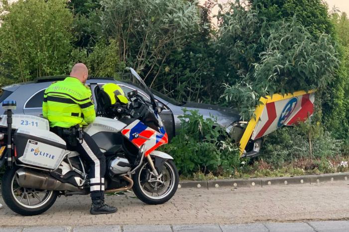 Mercedes rijdt rechtdoor rotonde op na uitwijkmanoeuvre