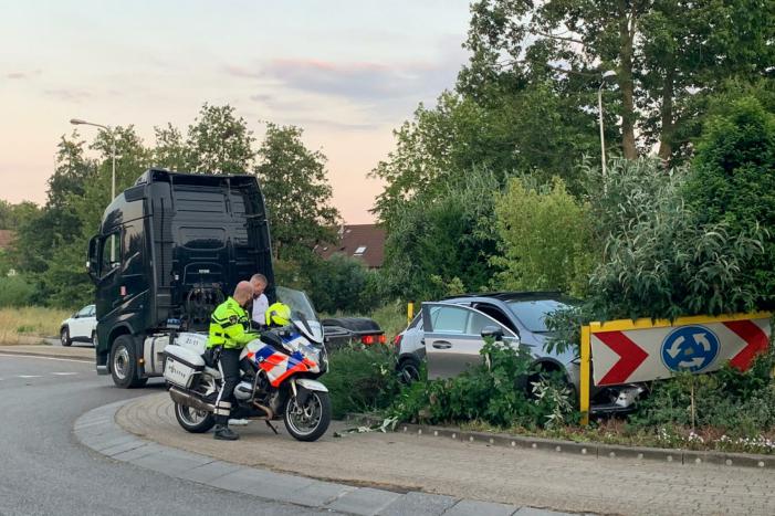 Mercedes rijdt rechtdoor rotonde op na uitwijkmanoeuvre