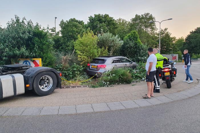 Mercedes rijdt rechtdoor rotonde op na uitwijkmanoeuvre
