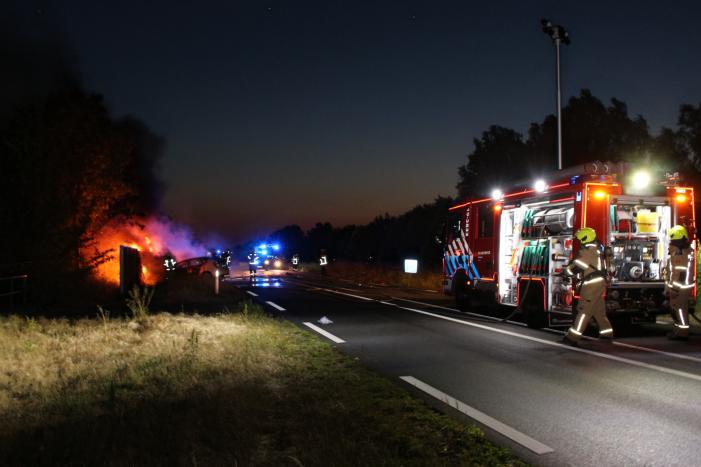 Auto's vliegen in brand na frontale aanrijding