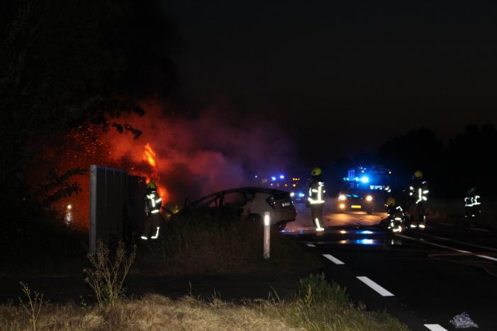 Auto's vliegen in brand na frontale aanrijding